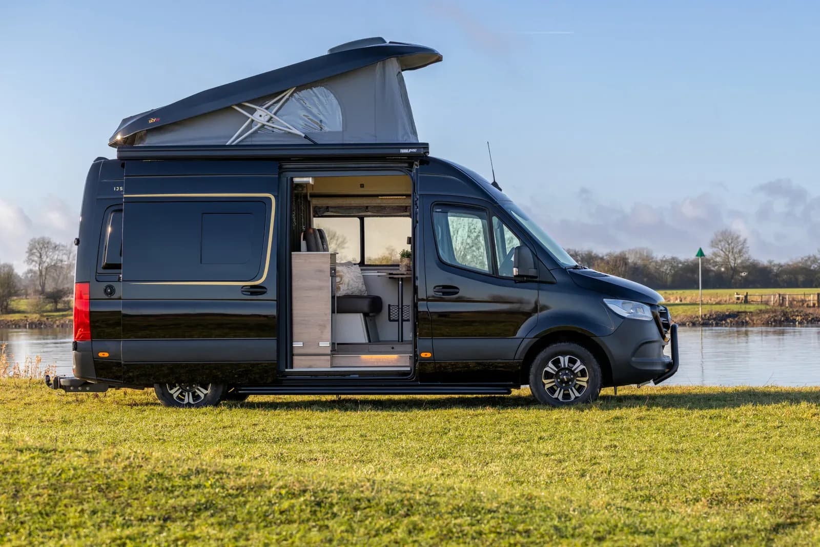 Buscamper gebouwd door Aart Camperinbouw
